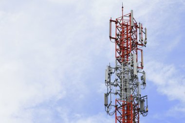 Baz istasyonuna mavi gökyüzü ile yakın çekim