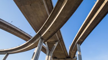 Açık mavi gökyüzü altında yüksek yol