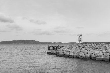 Siyah ve beyaz, sahil kayada cankurtaran sandalyesinden