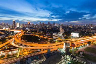Karayolu şehir şehir arka plan ile alacakaranlık deyimleri.