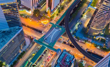 Havadan görünümü çapraz bağlantı şehir karayolu ve demiryolu İstasyonu