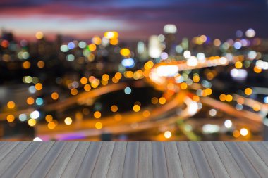 Gece ışıkları, şehir yol deyimleri ve ofis binası arka plan bulanık