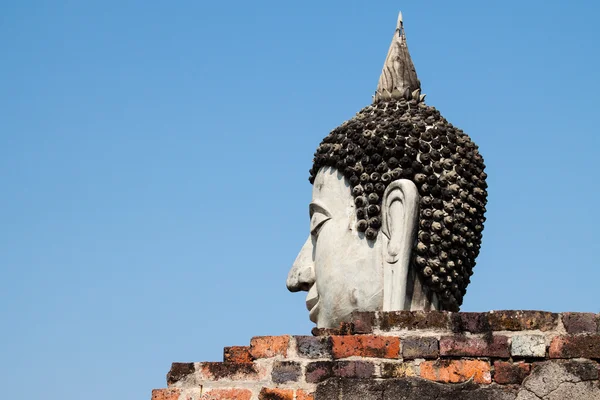 Cabeça de Buda atrás da parede — Fotografia de Stock