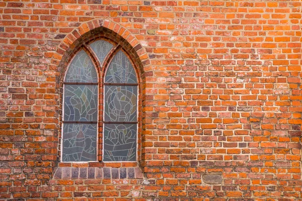 Tuğla duvardaki klasik pencere,