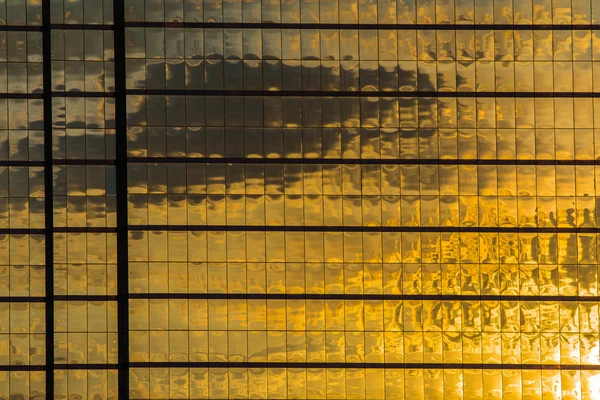 Close up edificio per uffici finestra con riflesso sole luci — Foto Stock