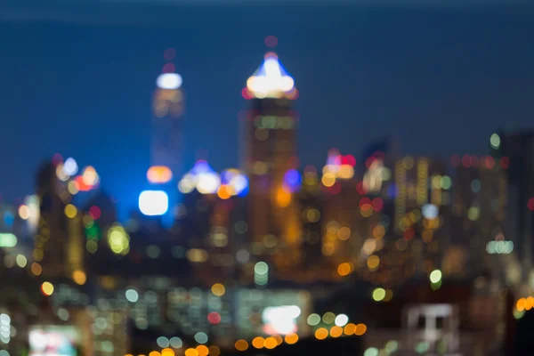 Luci di città bokeh offuscate al crepuscolo — Foto Stock