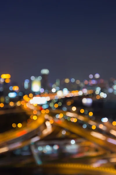 Suddig lampor natt Visa staden och motorvägen byter på natten — Stockfoto