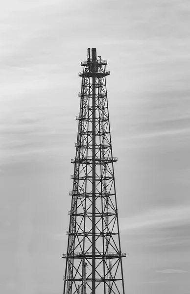 Preto e branco, torre de refinaria de petróleo — Fotografia de Stock