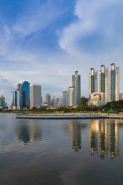 Edificio de oficinas con reflejo de agua — Foto de Stock