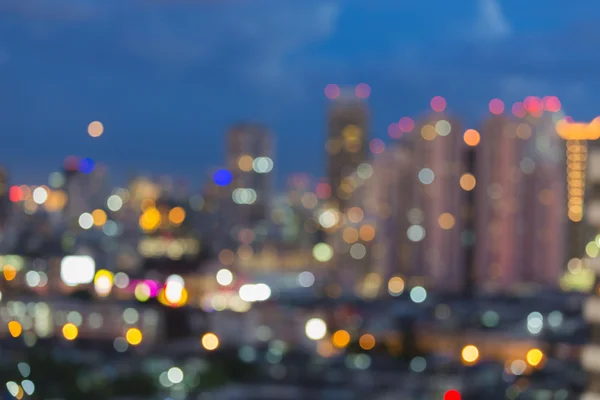 Feux brouillés vue de nuit, immeuble de ville et de bureaux — Photo