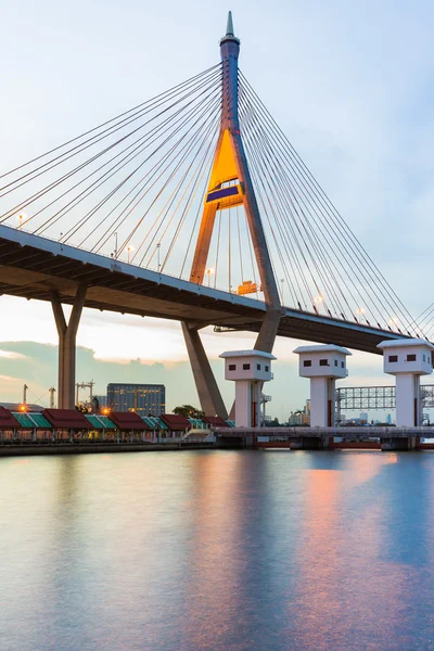 Suspension Bridge over watergate light up — Stock Photo, Image