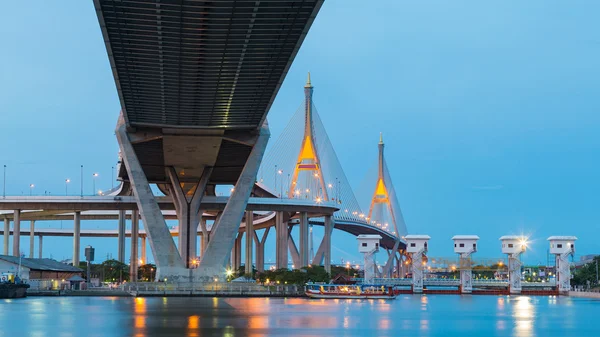 Dálnice a Twin visutý most přejet Hlavní říční Bangkok — Stock fotografie