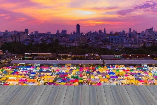 Färgstarka nattmarknaden i Thailand med city downtown bakgrund — Stockfoto