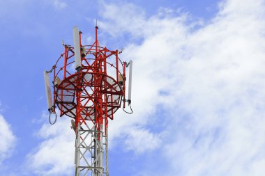 Mavi gökyüzü olan telekomünikasyon kulesi