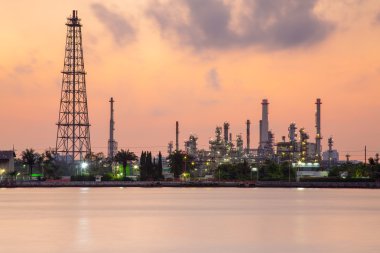 Petrol rafinerisi gündoğumu sırasında ön Nehri