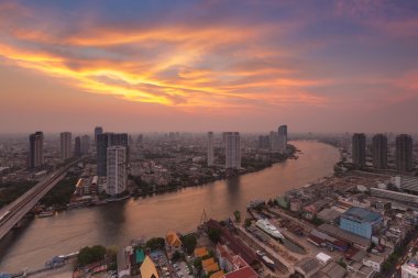 Havadan görünümü Merkezi şehir nehir kavisli 