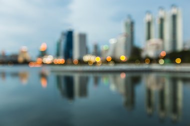 Şehir ışıkları gece görünümü ile yansıma, arka plan bulanık