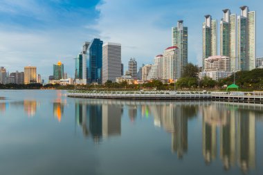 Su yansıması kamu Park ile bina şehir ofisi