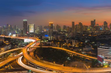 Şehir merkezindeyim ve deyimleri Otoban