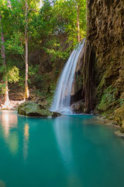 Güzel doğal mavi akım şelale