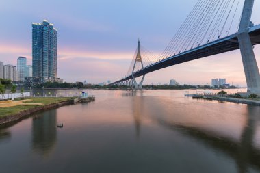 Asma köprü çapraz günbatımı gökyüzü arka plan, Tayland Bangkok Nehri üzerinde