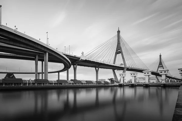 Twin visutý most přes watergate s pohyblivými mraky pozadí — Stock fotografie