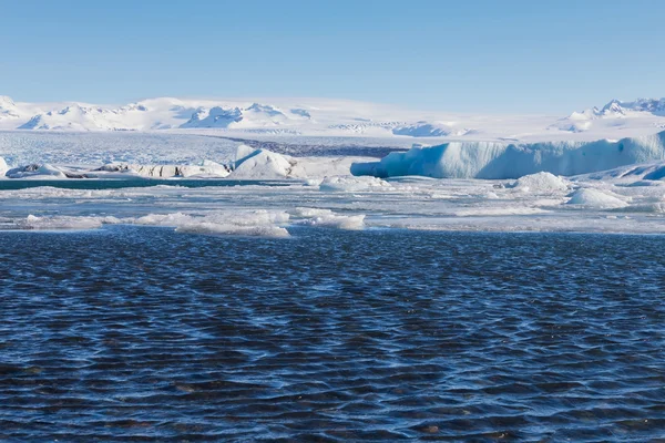 Icebergs à deriva para o mar em Jokulsarlon — Fotografia de Stock