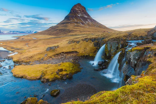 Kirkjufell vulkan berg med vattenfall — Stockfoto