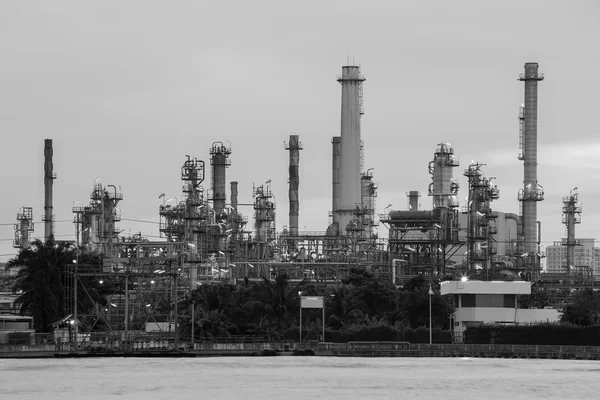 Petrol rafineri ağır sanayi waterfront — Stok fotoğraf