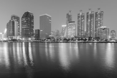 Siyah ve beyaz, ofis binası ile merkezi iş park yansıma su 