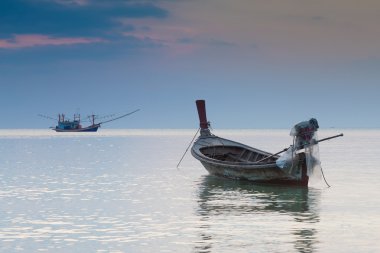 Sahil manzarası içinde oturan long tail tekne