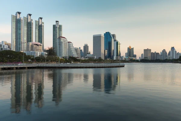 City building view in water pool of public park — Stock Photo, Image