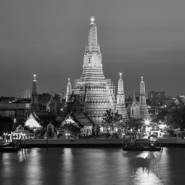 黑色和白色，阿伦寺庙水前面 — 图库照片
