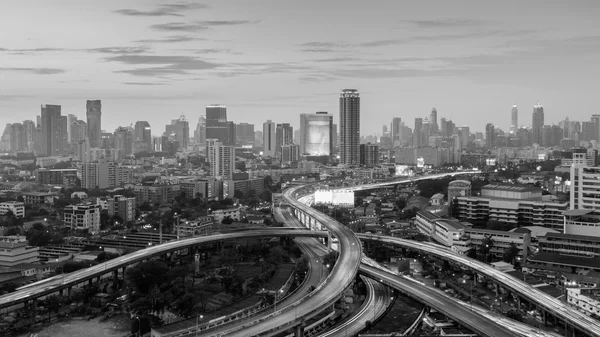 Preto e branco, estrada de intersecção com o centro da cidade — Fotografia de Stock