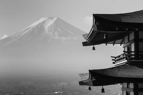 Svart och vitt, Mt. Fuji tittade på bakom röda Chureito Pagoda — Stockfoto