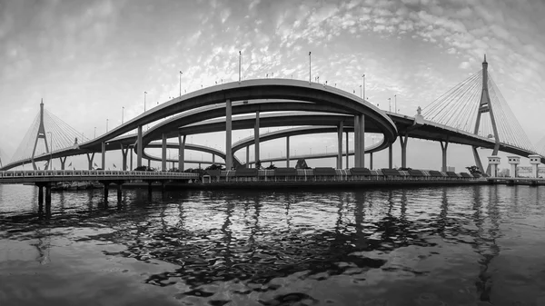 Černá a bílá, visutý most panorama nad watergate — Stock fotografie