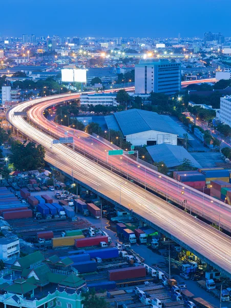 Crepúsculo, estrada curva com iluminação — Fotografia de Stock