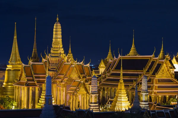 Het Grand paleis Thailand in schemerlicht — Stockfoto