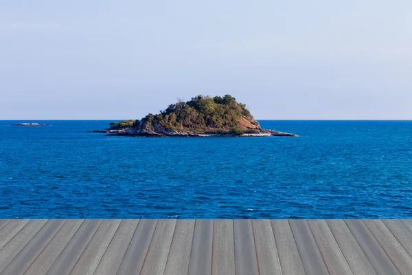 Самотня острів над панорамою океану — стокове фото