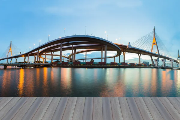 Zobrazit Panorama a reflexe nad Twin visutý most — Stock fotografie