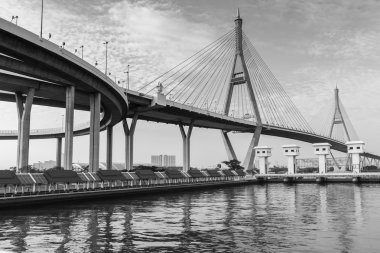 Watergate alacakaranlık sırasında ışık saçtığını üzerinde asma köprü