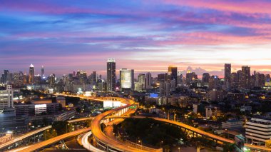 Havadan görünümü cityscape ve karayolu ile günbatımı gökyüzü