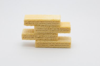 Tatlı tereyağı krema gözleme yığınları üzerinde beyaz 