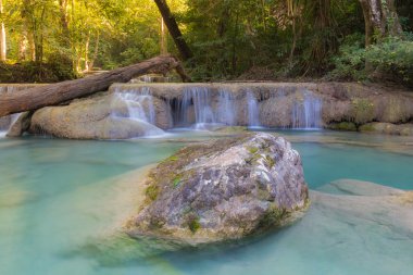 Derin tropikal mavi akım şelaleler doğal orman arka planda