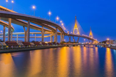 Alacakaranlık gökyüzü arka plan asma köprü üzerinde 