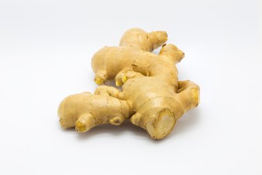 Beyaz arkaplanda taze zencefil