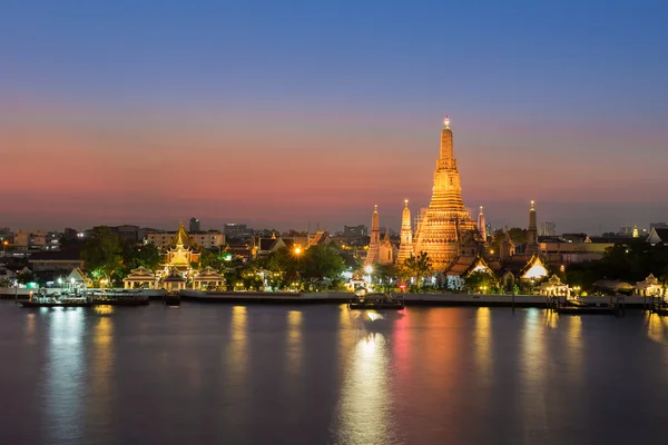 Güzellik günbatımı arka plan ile ön Wat Arun Nehri adında şafak Tapınağı — Stok fotoğraf