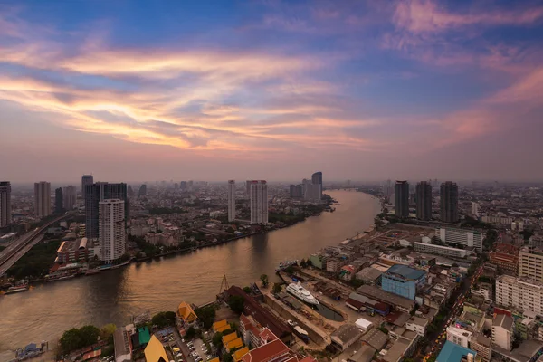 Skyline da curva do rio Chao Phraya após o pôr do sol — Fotografia de Stock