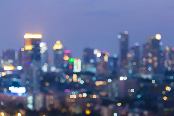 Bokeh desfocado luzes prédio de escritórios no centro da cidade — Fotografia de Stock