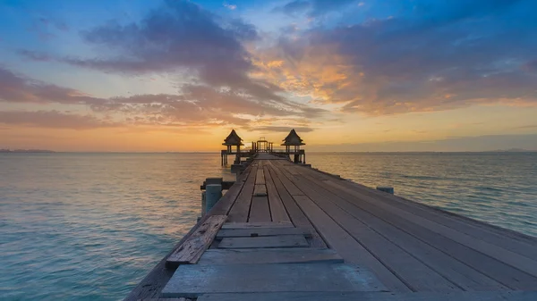 Trä gångväg som leder till havet skyline — Stockfoto